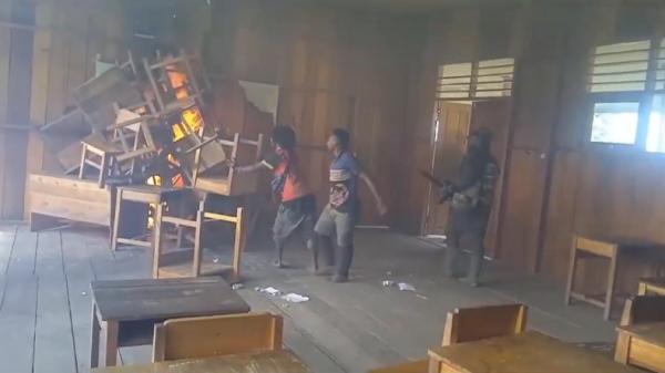 OPM atau dikenal KKB kembali membakar bangunan sekolah di Kampung Borban, Distrik Okbab, Kabupaten Pegunungan Bintang, Provinsi Papua Pegunungan. (Foto: Satgas Damai Cartenz).