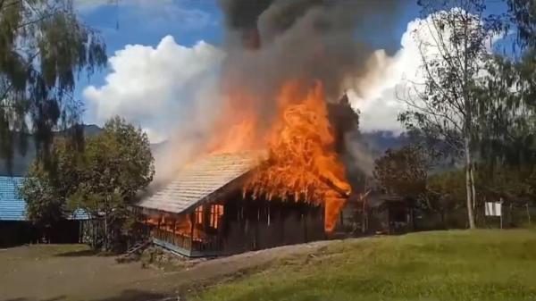 Sekolah di Kampung Borban, Distrik Okbab, Papua Pegunungan dibakara oleh anggota OPM atau dikenal KKB. (Foto: Istimewa).