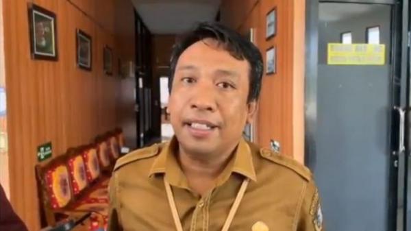 Direktur RSUD Ade Muhammad Djoen Sintang Ridwan Tony Hasiholan Pane meminta maaf atas aksi sopir ambulans yang menurunkan jenazah di jalan karena keluarga tidak mampu membayar biaya tambahan BBM. (Foto: iNews/Tiyanto)