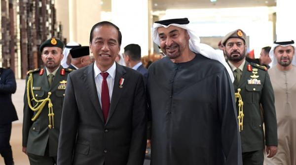 Jokowi Tiba di Abu Dhabi, Disambut Presiden MBZ di Bandara