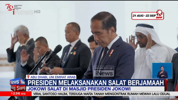 Momen Jokowi Salat Di Masjid Presiden Joko Widodo Di Abu Dhabi