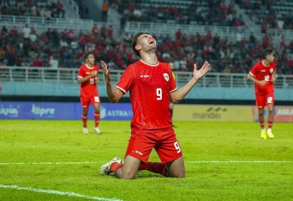 Striker Timnas Indonesia U-19 Jens Raven Striker Timnas Indonesia U-19 Jens Raven merayakan golnya ke gawang Filipina pada matchday pertama Grup A Piala AFF U-19 2024 di Stadion Gelora Bung Tomo, Surabaya, Rabu (17/7/2024) malam. (Foto: PSSI)