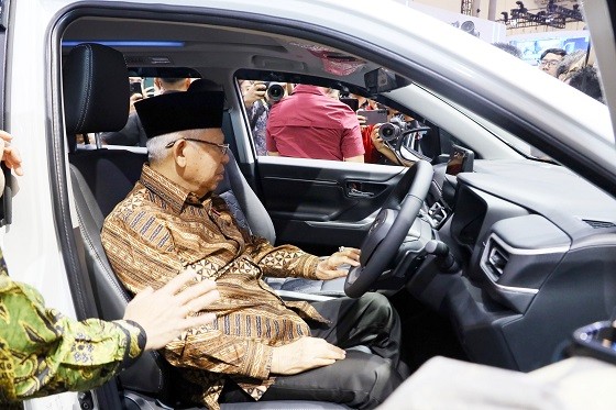 Wapres Ma'ruf Amin saat menjajal Kijang Innova Zenix Hybrid. (Foto: BPMI Setwapres)