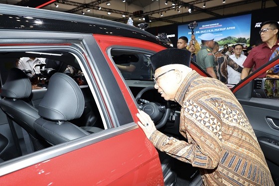 Wapres Ma'ruf Amin saat berada di booth mobil Hyundai Kona Electric. (Foto: BPMI Setwapres)