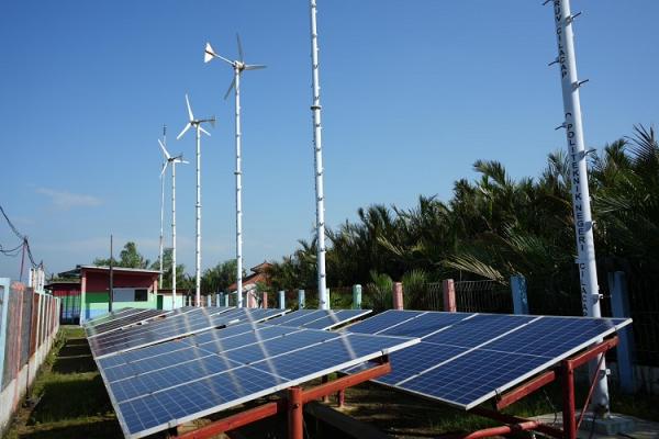 DEB Pertamina Program DEB di Dusun Bondan, Cilacap merupakan salah satu proyek percontohan inovasi penggunaan energi bersih yang menggabungkan energi dari sel surya dan kincir angin. (Foto: dok Pertamina)