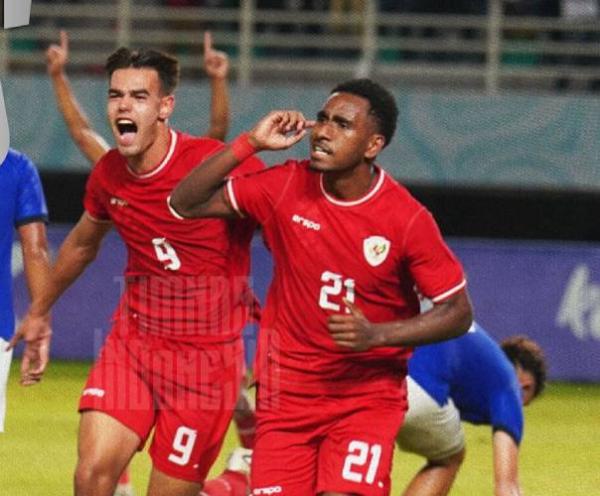 Muhammad Iqbal Gwijangge (21) merayakan gol kedua Muhammad Iqbal Gwijangge (21) merayakan gol kedua Timnas Indonesia U-19 vs Kamboja pada matchday kedua Grup A Piala AFF U-19 2024 di Gelora Bung Tomo, Surabaya, Sabtu (20/7/2024). (Foto: PSSI)