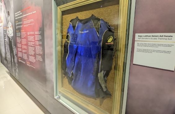 Baju selam Ipda Adi Sanata Putra yang dipakai saat menyelamatkan warga dari tsunami Aceh dipajang di Museum Akpol. (Foto: Polri)