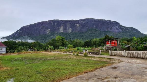 Keajaiban Bukit Kelam Kalbar, Raksasa Batu Monolit Terbesar dan ...