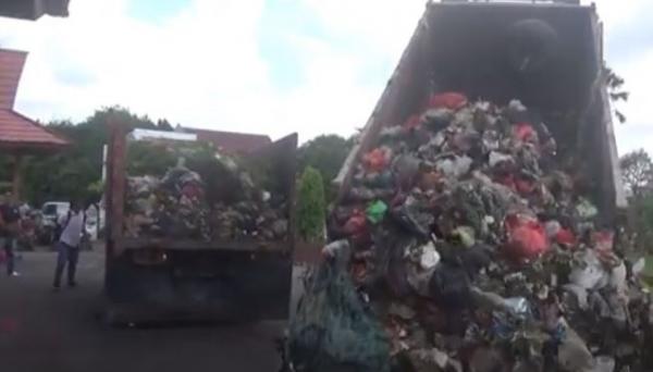 Warga Kabupaten Sintang membongkar sampah di Kantor Bupati sebagai bentuk protes darurat sampah, Selasa (23/7/2024). (Foto: iNews)
