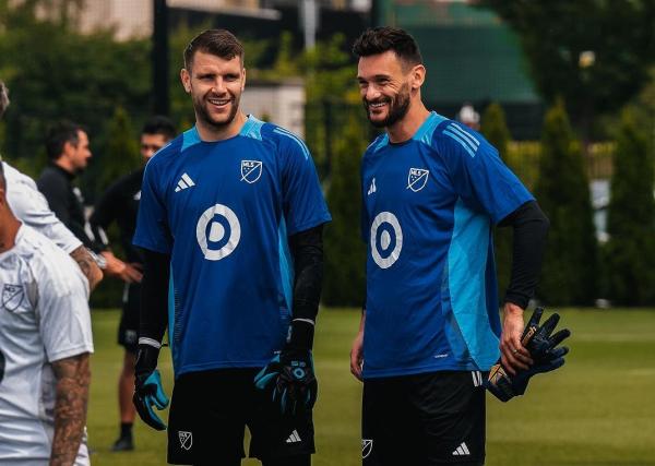 Maarten Paes (kiri) Maarten Paes (kiri) tersenyum bersama mantan kiper Timnas Prancis Hugo Lloris, jelang MLS All Star 2024. (Foto: Instagram @maartenpaes)