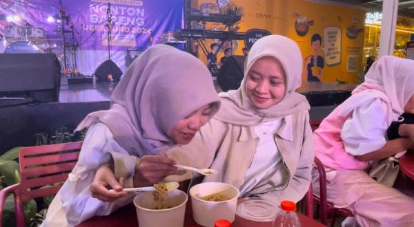 Warga antusias mencicipi berbagai kuliner termasuk sajian varian baru Pop Mie dan Indomie. (Foto: iNews Media Group/Agus Warsudi)