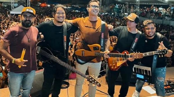 Rocker Ayres Sasaki tewas tersetrum listrik usai dipeluk fans yang pakaiannya basah kuyup saat konser di  Salinopolis, Brasil. (Foto: Istimewa/The Sun)