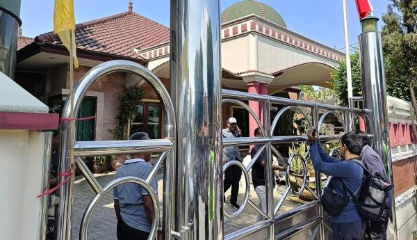 Aparat tampak berjaga di rumah milik Hamzah Haz (Foto: Putra Ramadhani)