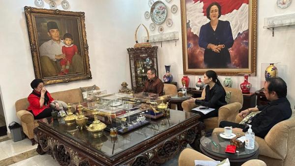 Ketua Umum Partai Perindo Hary Tanoesoedibjo (HT) dan Ketua Harian Nasional DPP Partai Perindo Angela Tanoesoedibjo bertemu Ketua Umum PDIP Megawati Soekarnoputri (dok. Partai Perindo)