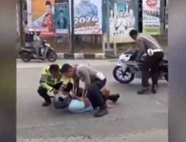 Petugas mengamankan pemotor yang nekat kabur hingga menabrak Kasat Lantas Polres Berau AKP Wulyadi saat menggelar Operasi Patuh Mahakam 2024. (Foto: iNews)