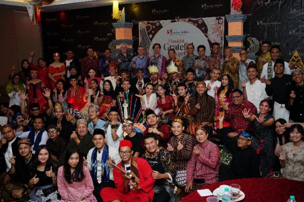 Seluruh karyawan berfoto bersama dalam perayaan HUT Hotel Swiss-Belinn Airport Jakarta. (Foto: dok Swiss-Belinn)