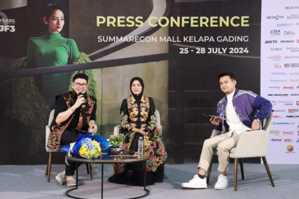 Ivo Sugianto Sabran mengapresiasi karya desainer Danny Satriadi. (Foto: dok Pemprov Kalteng)