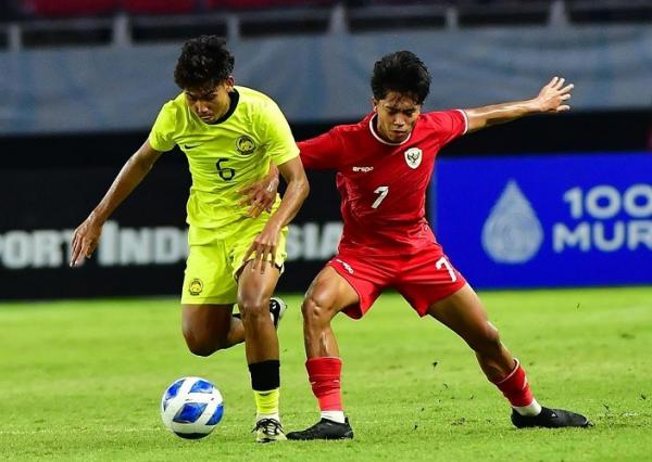Gelandang Timnas Indonesia U-19 Figo Dennis (7) mengganggu pemain Malaysia Danish Hakimi. pada semifinal Piala AFF U-19 2024 di Gelora Bung Tomo, Surabaya, Sabtu (27/7/2024) malam. (Foto: Instagram @famalaysia)