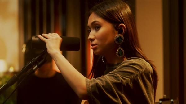 Makna Lagu La La Lost You - NIKI: Menyelami Kesedihan dan Penyembuhan Setelah Perpisahan