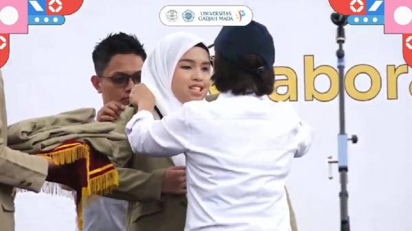 Rektor UGM pakaikan almamater ke Putri