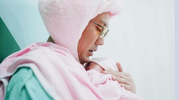 Denny Sumargo gendong anak