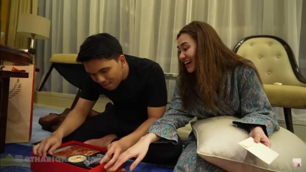 Kado Bu Mega untuk Aaliyah-Thariq Kado Bu Mega untuk Aaliyah dan Thariq