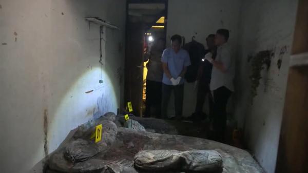 olah TKP temuan kerangka ibu dan anak Polisi masih menyelidiki temuan kerangka ibu dan anak di Perumahan Tanimulya Indah, Desa Tanimulya, Kecamatan Ngamprah, Kabupaten Bandung Barat. (Foto: Yuwono Wahyu).