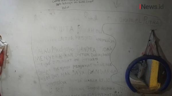 Polisi mengamankan sepeda motor Honda Beat yang telah diselimuti debu dari dalam rumah ibu dan anak yang ditemukan tinggal kerangka di Perumahan Tanimulya Indah, Kabupaten Bandung Barat, Senin (29/7/2024). (Foto: Yuwono Wahyu).