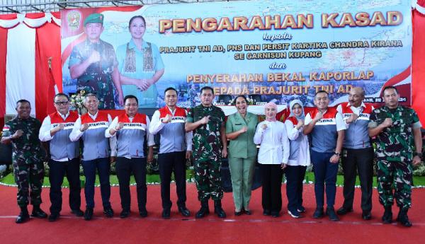 PT Pertamina (Persero) dan TNI Angkatan Darat memberikan bantuan kepada warga Kupang. (Foto: dok Pertamina)