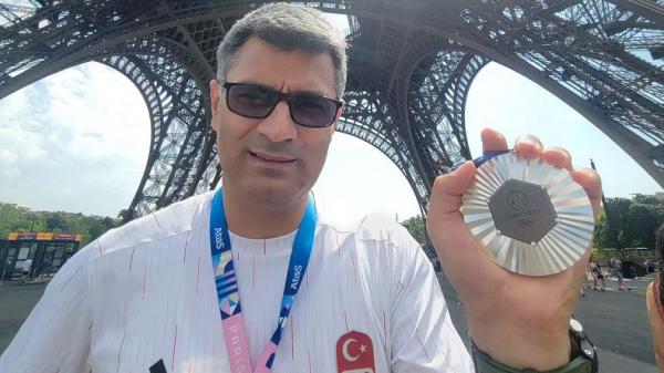 Atlet tembak Turki Yusuf Dikec Atlet tembak Turki Yusuf Dikec yang viral di media sosial karena gayanya saat menembak di Olimpiade Paris 2024 terlihat santai. (Foto: Istimewa/Instagram Yusuf Dikec)
