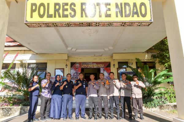 KKP dan Polres Rote Ndao tanda tangani kerja sama Kementerian Kelautan dan Perikanan (KKP) bersama Kepolisian RI (Polri) memperkuat pengawasan tindak pidana perikanan di Kabupaten Rote Ndao, Nusa Tenggara Timur. (Foto: dok PSDKP)