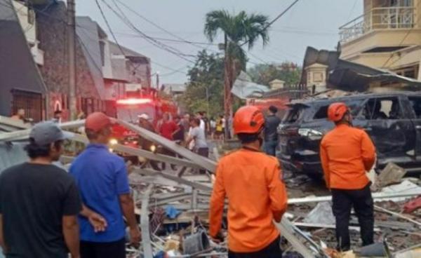 Ledakan Tabung Gas TMCPOLDA Ledakan tabung gas menyebabkan mobil dan rumah rusak (Foto: TMC Polda Metro Jaya)