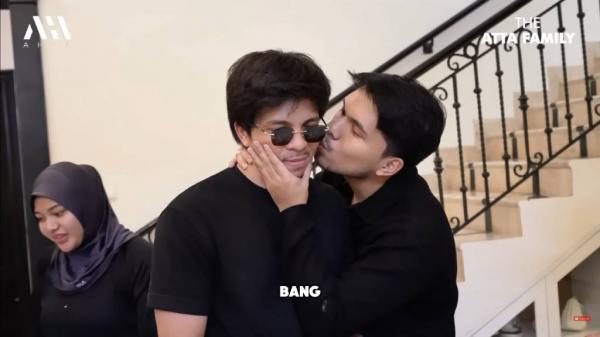 Thariq cium Atta setelah beri kado nikah spesial
