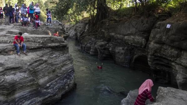 Batu Kapal merupakan salah satu destinasi wisata yang populer di Yogyakarta, tepatnya di kawasan Bantul. (Foto: Antara).