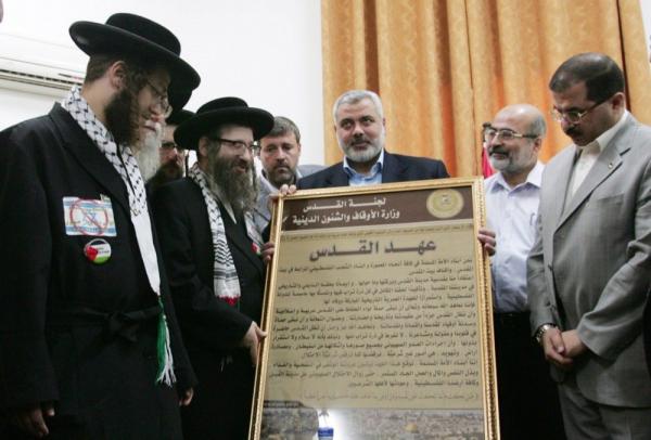 Ismail Haniyeh (ketiga dari kanan) bersama delegasi Yahudi Ultra-Ortodoks Amerika Serikat (orang-orang berpakaiam hitam) saat kunjungan mereka ke Gaza pada Juli 2009. (Foto: EPA)