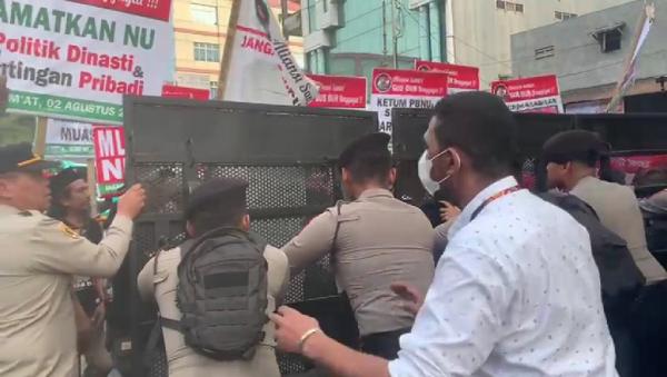 Demo Aliansi Santri Gus Dur di Kantor PBNU Sempat Memanas, Massa dan Polisi Saling Dorong