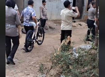 Kapolres Jember memberikan hadiah sepeda untuk Alif, siswa SMK yang lari 5 km ke sekolah. (Foto: ist)