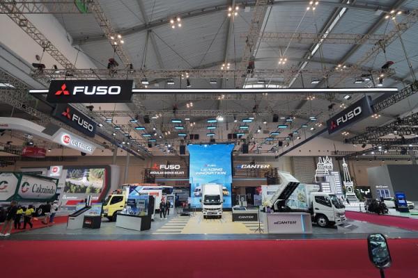 Booth Mitsubishi Fuso Booth Mitsubishi Fuso dengan tema ‘Leading Innovation’. (Foto: dok Mitsubishi Fuso)