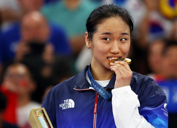 Pebulu tangkis Korea Selatan, An Se Young, meraih medali emas Olimpiade Paris 2024, Senin (5/8/2024). (Foto: EPA)