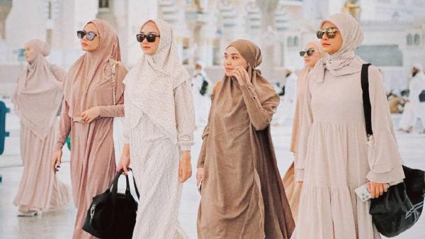 Awkarin Umrah bersama sahabat