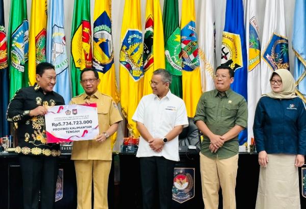 Pemprov Kalteng raih Penghargaan Insentif Fiskal Penyerahan Penghargaan Insentif Fiskal pada Rapat Koordinasi Pengendalian Inflasi Daerah di Gedung Sasana Bhakti Praja Kemendagri, Jakarta Pusat. (Foto: dok pemprov Kalteng)