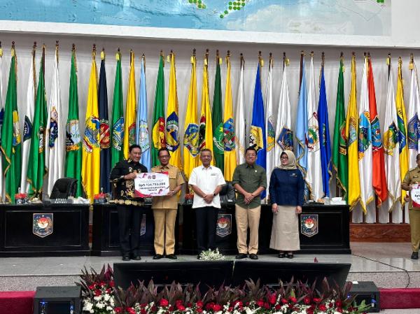 Provinsi Kalteng menerima insentif fiskal Provinsi Kalteng menerima Penghargaan Insentif Fiskal Tahun Anggaran 2024 kategori Pengendalian Inflasi Daerah Periode I. (Foto: dok Pemprov Kalteng)