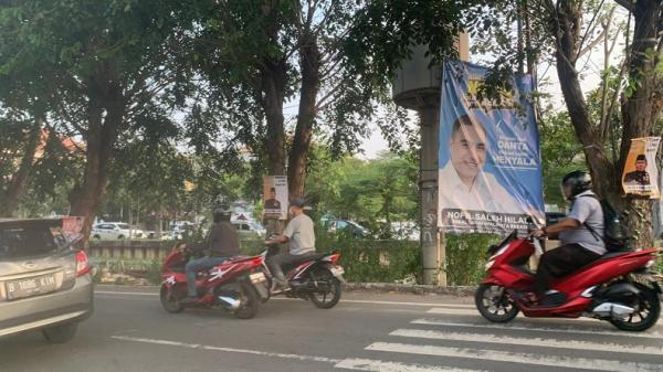Baliho bertebaran di jalanan Bekasi (foto: MPI)