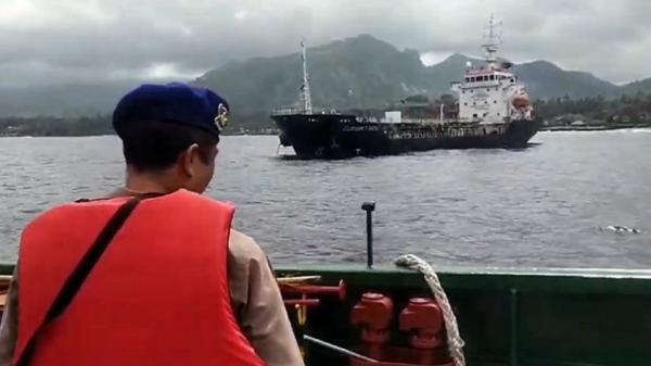 Kapal Tanker Elisabet terbakar Kapal Tanker Elisabet Satu yang meledak dan terbakar di perairan Karangasem, Bali, Rabu (7/8/2024). (Foto: iNews/Yunda Ariesta)