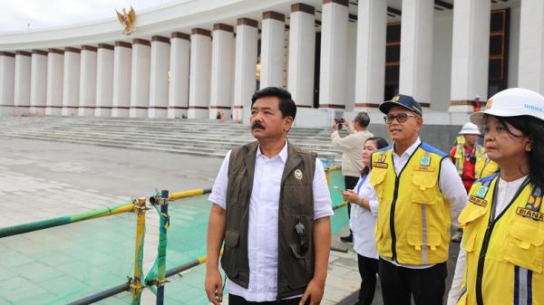 Menko Polhukam Hadi Tjahjanto saat berkeliling melihat kesiapan IKN menjelang upacara 17 Agustus. (Foto: Humas Kemenko Polhukam)