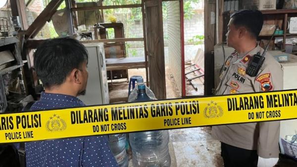 Polisi melakukan olah TKP tempat kos di wilayah Sekaran, Gunungpati, Kota Semarang, Jawa Tengah terkait bos tempat kos tersebut memakan kucing-kucing. (Foto: Eka Setiawan).