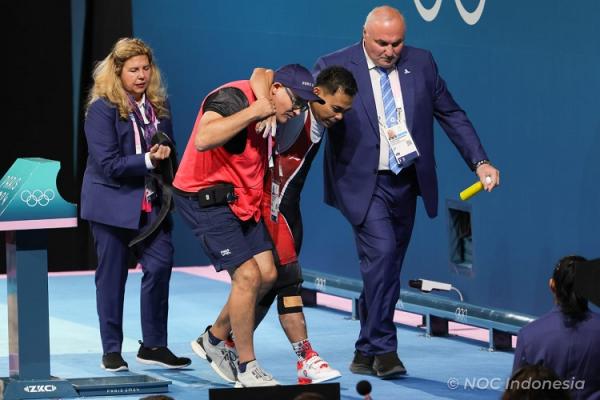 Lifter Eko Yuli Irawan dibopong keluar arena Olimp Lifter Eko Yuli Irawan dibopong keluar arena Olimpiade Paris 2024 karena cedera. (Foto: NOC Indonesia)