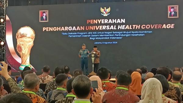 Wapres Ma'ruf Amin Berikan Penghargaan UHC Awards kepada 493 Kepala Daerah