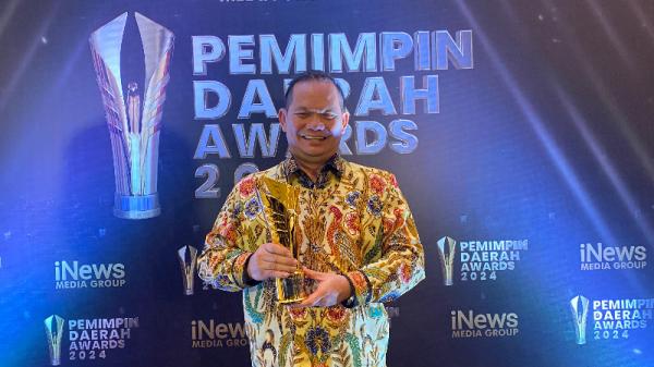Bupati Talaud Elly Engelbert Lasut saat diwawancara usai meraih penghargaan Pemimpin Daerah Awards 2024 pada Kamis (8/8/2024) di Jakarta. (Foto: iNews Media Group/Rizqa Leony Putri)