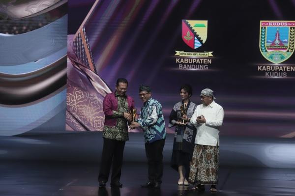 PDA Bupati Bandung Bupati Bandung Dadang Supriyatna saat menerima penghargaan Pemimpin Daerah Awards 2024. (Foto: iNews Media Group/Isra Triansyah)